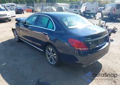 2015 Mercedes-Benz C 300 4Matic z USA, uszkodzony, nr VIN 55SWF4KB9FU066232